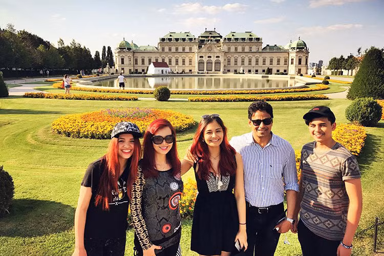 Diệu Hoa có ông xã rất tâm lý. "Thỉnh thoảng, chúng tôi cũng có bất đồng, nhưng anh là người rất cưng vợ và luôn làm lành trước", nàng hoa hậu của showbiz Việt chia sẻ.