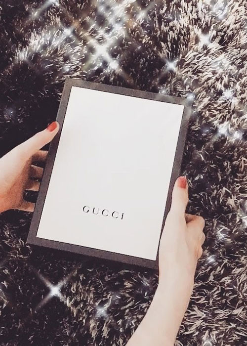 Ngọc Trinh khoe quà ngày 8/3 của mình kèm lời chú thích: “Phụ nữ luôn xứng đáng được nhận quà”.