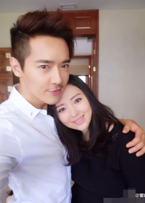 Trước scandal của Cao Vân Tường, bà xã của nam diễn viên - Đổng Tuyền lên tiếng: "Xin lỗi đã để mọi người lo lắng. Tôi tin anh ấy". Ảnh: Weibo