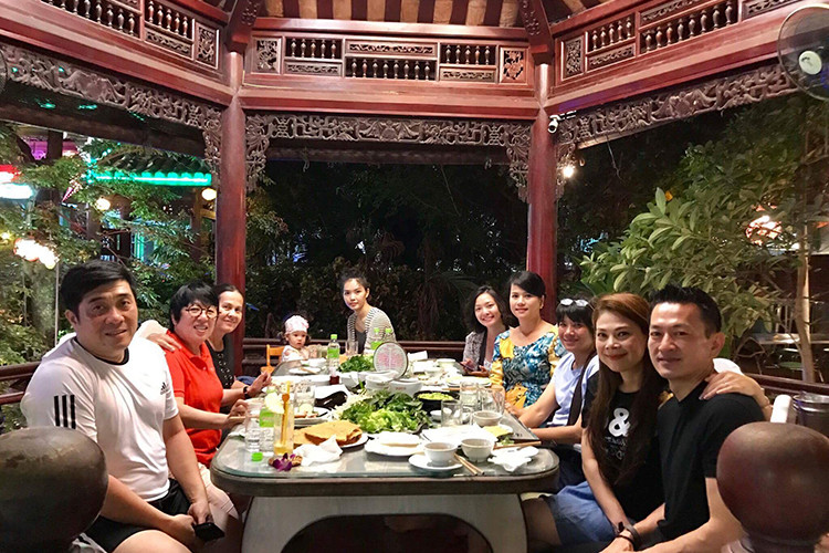 Cặp đôi tình tứ trong một buổi gặp gỡ bạn bè.