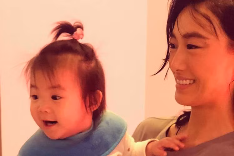 Vợ chồng Trần Quán Hy thường xuyên chia sẻ hình ảnh con gái.