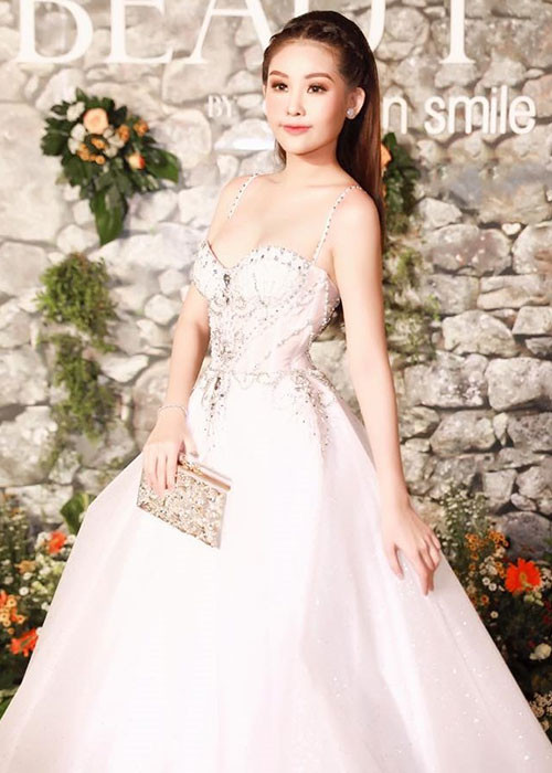 Thay vào đó, cô chỉ chụp từ góc mặt bên trái và biểu cảm cười mỉm hoặc khoe môi cong. Trong ảnh, Ngân Anh chọn phong cách áo cưới và trang điểm kiểu búp bê. Đây cũng là lần hiếm hoi cô chọn kiểu tóc chẻ ngôi để lộ toàn bộ trán. Mặc dù vậy, biểu cảm của cô khá đơ.