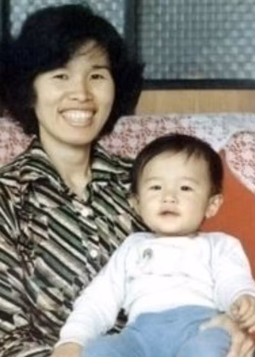 Hình ảnh Châu Kiệt Luân hồi còn nhỏ bên mẹ. Ảnh: Sina