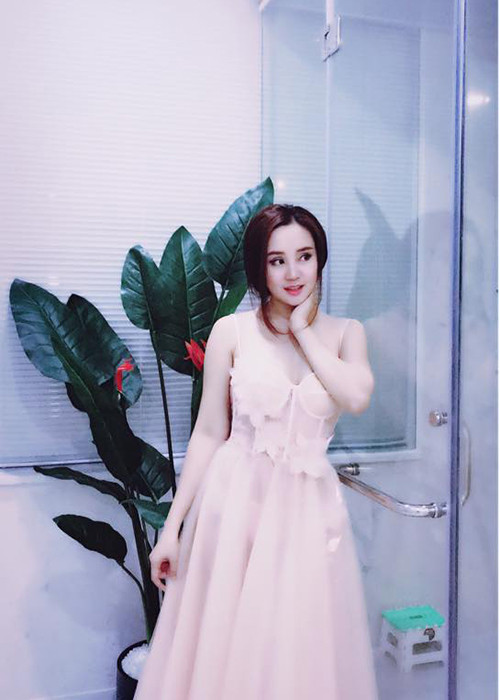 Sao Việt Vy Oanh tạo dáng trước ống kính máy ảnh của ông xã.