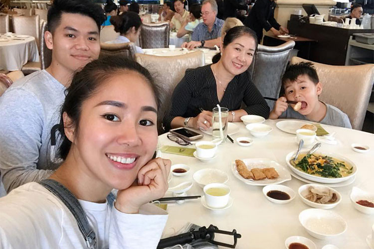 Lê Phương tâm sự: “Hạnh phúc bây giờ là ba mẹ vui lòng, con cái khỏe mạnh, vợ chồng đầm ấm. Có lẽ, đây là những tháng năm rực rỡ nhất đời Phương”.