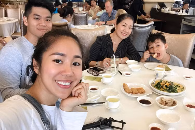 Lê Phương tâm sự: “Hạnh phúc bây giờ là ba mẹ vui lòng, con cái khỏe mạnh, vợ chồng đầm ấm. Có lẽ, đây là những tháng năm rực rỡ nhất đời Phương”.