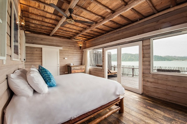 Mặc dù nơi đây có sự yên tĩnh riêng nhưng các dịch vụ du lịch nghỉ dưỡng vẫn có như spa nước ngọt mới được xây dựng. Tại đây cũng cung cấp các liệu pháp mát-xa, nơi bạn có thể thưởng thức trong một gian hàng ngoài trời hoặc trong biệt thự của riêng bạn.