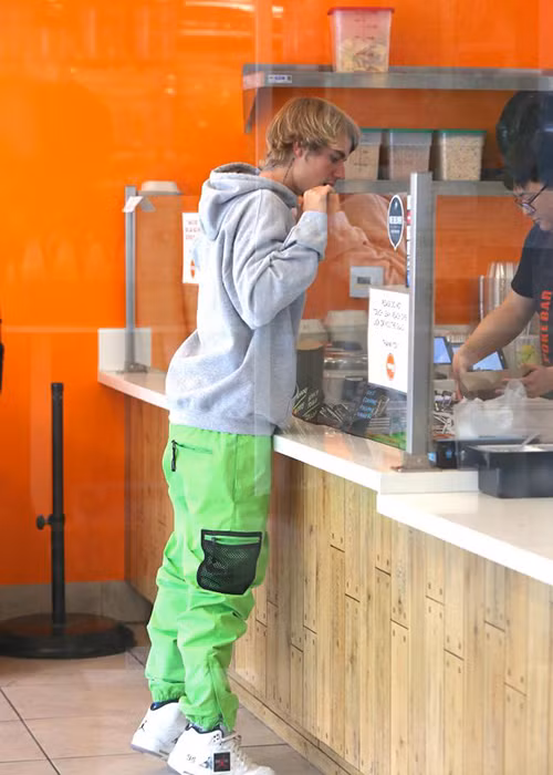 Một vài ngày trước, Justin Bieber bị bắt gặp mua thức ăn trưa ở ngoài. Ảnh: Thesun