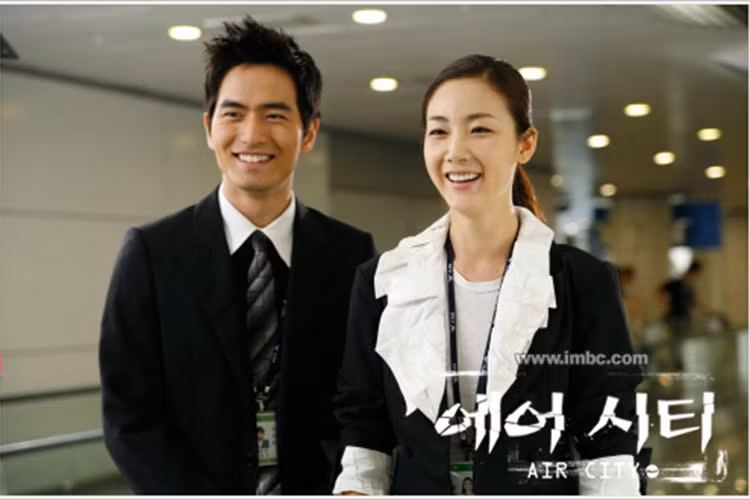"Người đẹp khóc" từng hẹn hò với nam diễn viên kém 6 tuổi Lee Jin Wook sau khi hợp tác trong một dự án phim. Ảnh: hankyung