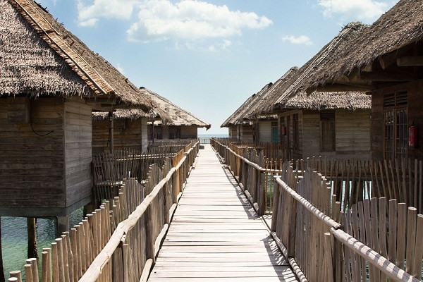 Phòng dãy nhà Telunas Beach khá rộng rãi và được xây dựng để chứa các gia đình nhỏ hoặc nhóm bạn bè, với một giường cỡ queen nhìn ra ban công và một góc nhỏ hơn có giường tầng. Phòng tắm hiện đại, lát gạch và được trang bị nước nóng. Để hoàn thiện hơn nữa, các phòng ở đây còn được trang bị võng để dành cho khách du lịch nằm đung đưa, ngắm hoàng hôn, tạo nên một khung cảnh hoàn hảo.