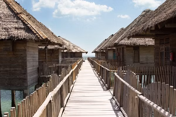 Phòng dãy nhà Telunas Beach khá rộng rãi và được xây dựng để chứa các gia đình nhỏ hoặc nhóm bạn bè, với một giường cỡ queen nhìn ra ban công và một góc nhỏ hơn có giường tầng. Phòng tắm hiện đại, lát gạch và được trang bị nước nóng. Để hoàn thiện hơn nữa, các phòng ở đây còn được trang bị võng để dành cho khách du lịch nằm đung đưa, ngắm hoàng hôn, tạo nên một khung cảnh hoàn hảo.