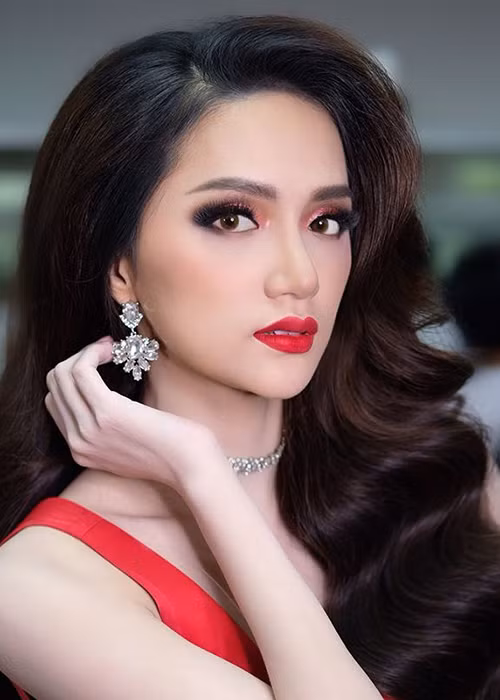 Hình ảnh Hương Giang Idol đẹp không tỳ vết khi tham gia đấu trường nhan sắc quốc tế dành cho người chuyển giới.