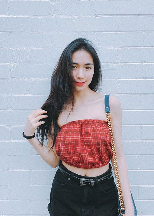 Hòa Minzy thường xuyên chọn trang phục crop top khoe vòng eo con kiến.