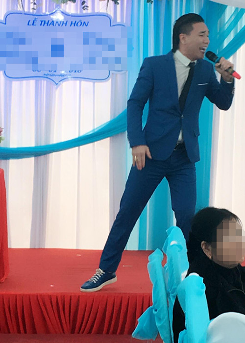 Hình ảnh Châu Việt Cường hát tại một đám cưới vào tháng 1/2018.