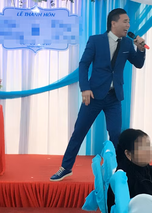Hình ảnh Châu Việt Cường hát tại một đám cưới vào tháng 1/2018.