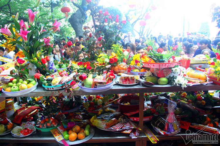 Sân trước phủ chật kín khách thập phương, bàn bày mâm lễ không còn chỗ trống. Sân trước phủ chật kín khách thập phương, bàn bày mâm lễ không còn chỗ trống.