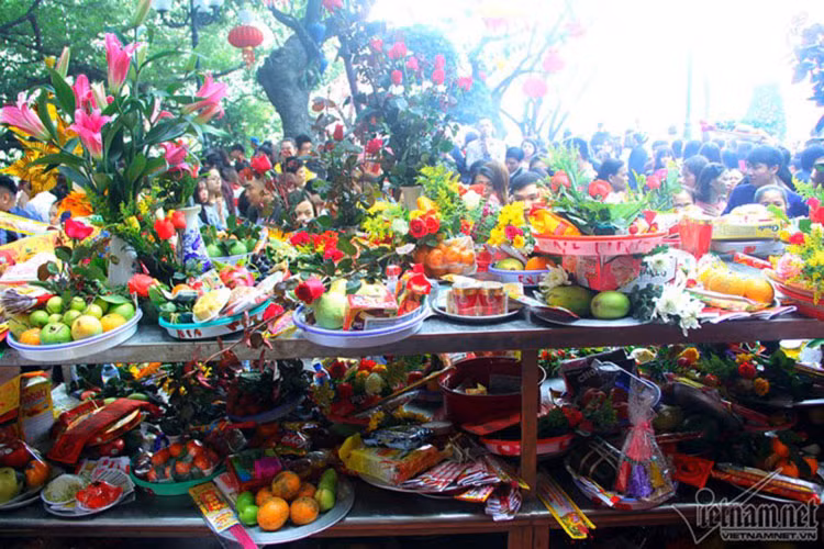 Sân trước phủ chật kín khách thập phương, bàn bày mâm lễ không còn chỗ trống.