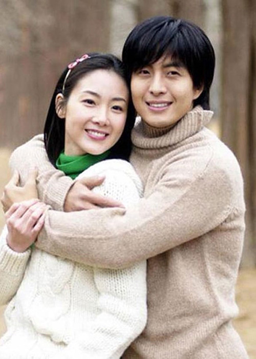 Hình ảnh Choi Ji Woo bên bạn diễn Bae Yong Joon trong bộ phim "Bản tình ca mùa đông".