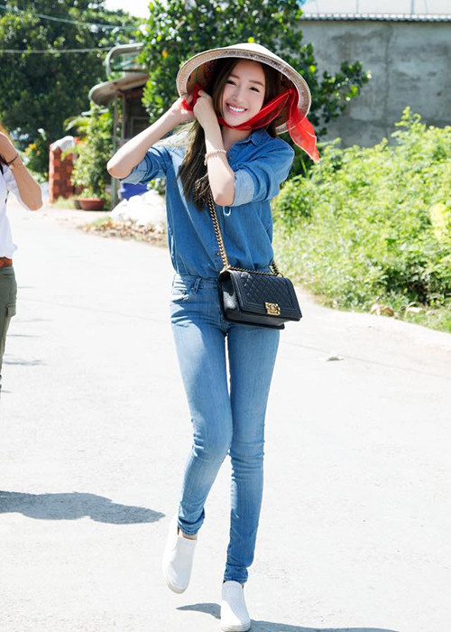 Hình ảnh Elly Trần giản dị, trẻ trung chiếm được thiện cảm của cư dân mạng.