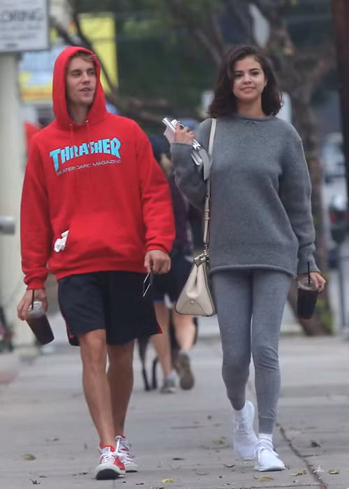 Một nguồn tin chia sẻ với Radar rằng: "Justin đang cố gắng cầu xin Selena ở bên. Justin cảm thấy rằng anh đã thay đổi cả cuộc sống của mình vì Selena và đã trở thành người mà Selena muốn". Theo Radar, Selena không thích việc Justin liên tục lo lắng, dò hỏi cô đi đâu, làm gì, nói chuyện với ai. Tuần trước, cả hai đã đến nhà thờ nhưng không đi cùng nhau. Ảnh: Radaronline