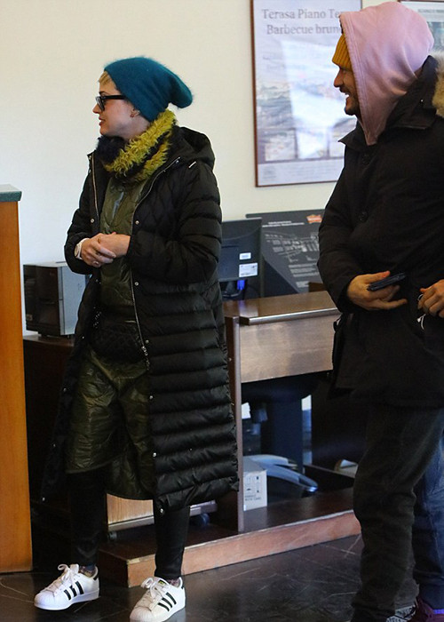 Sau khi ghé vào một quán cà phê, Katy và Orlando vui vẻ mua vé thăm tòa lâu đài nổi tiếng của Prague.