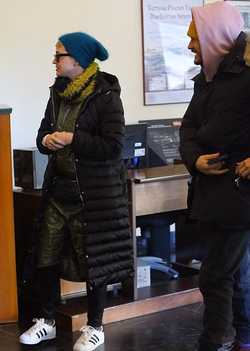 Sau khi ghé vào một quán cà phê, Katy và Orlando vui vẻ mua vé thăm tòa lâu đài nổi tiếng của Prague.