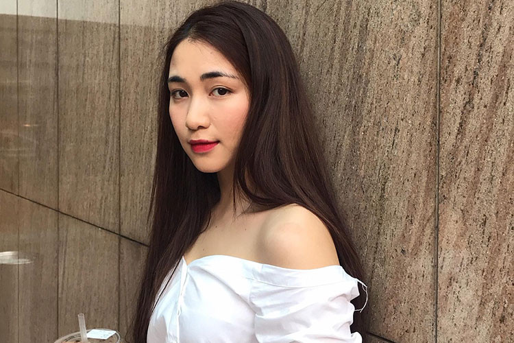 Áo trễ vai thường xuyên là trang phục Hòa Minzy diện ở đời thường.