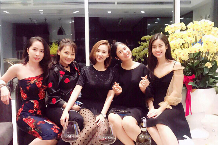 Dàn mỹ nhân Việt hội ngộ: Lã Thanh Huyền, Bảo Thanh, Quỳnh Nga, Ngọc Hân và Đỗ Mỹ Linh.