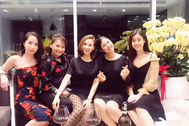 Dàn mỹ nhân Việt hội ngộ: Lã Thanh Huyền, Bảo Thanh, Quỳnh Nga, Ngọc Hân và Đỗ Mỹ Linh.