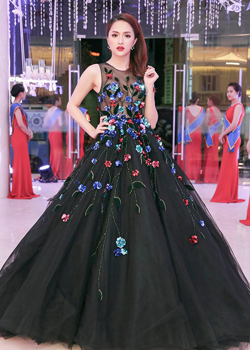 Hình ảnh Hương Giang Idol khoe vòng một gợi cảm khi diện bộ đầm xuyên thấu.