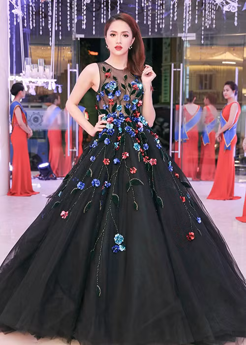 Hình ảnh Hương Giang Idol khoe vòng một gợi cảm khi diện bộ đầm xuyên thấu.