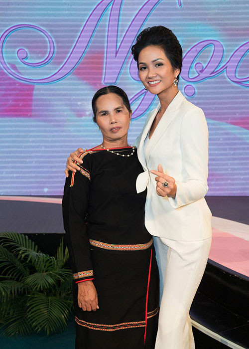 Mẹ của H’Hen Niê cũng có mặt ở hàng ghế khán giả để theo dõi con gái dẫn chương trình.