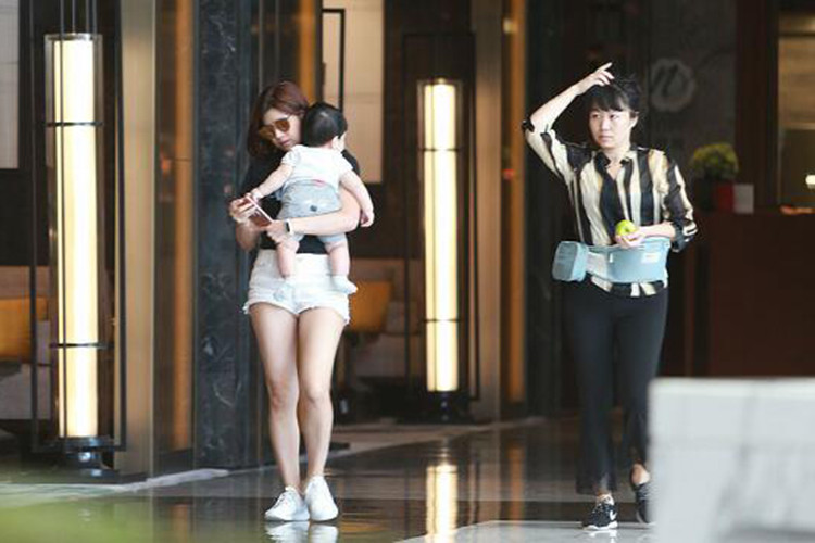 Vợ chồng Trần Nghiên Hy giữ kín hình ảnh bé Tiểu Tinh Tinh.