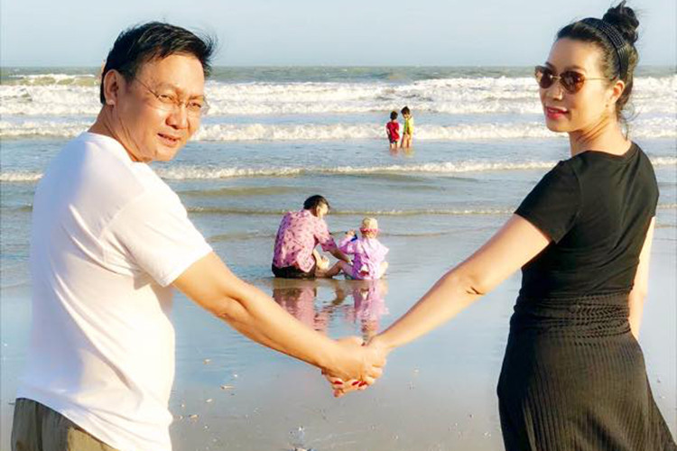 Sau 18 năm về chung một nhà, Trịnh Kim Chi và ông xã vẫn ngọt ngào lãng mạn. Hiện, cặp đôi có 2 người con gái. Ảnh: FBNV