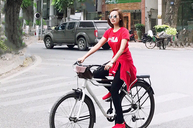 Lã Thanh Huyền đi dạo bằng xe đạp trên phố Hà Nội.