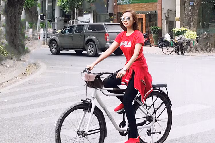 Lã Thanh Huyền đi dạo bằng xe đạp trên phố Hà Nội.
