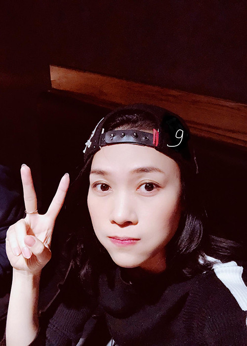 Fans từng bật cười trước hình ảnh Mỹ Tâm đội mũ ngược, phồng má chụp ảnh selfie như tuổi teen.