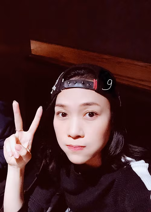 Fans từng bật cười trước hình ảnh Mỹ Tâm đội mũ ngược, phồng má chụp ảnh selfie như tuổi teen.