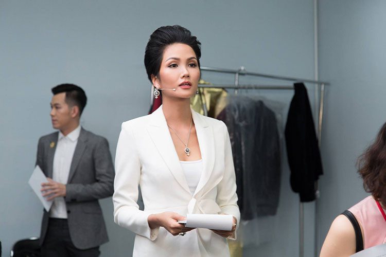 Hình ảnh H’Hen Niê ôn lại kịch bản dẫn chương trình.