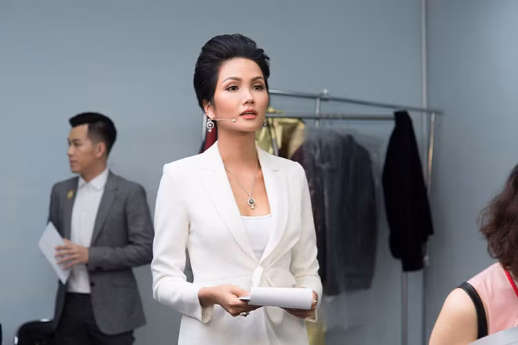 Hình ảnh H’Hen Niê ôn lại kịch bản dẫn chương trình.