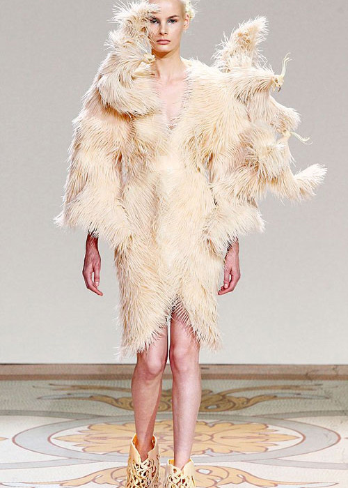 Tín đồ thời trang cũng không khỏi rùng mình trước trang phục, đôi bốt được thiết kế kỳ quái bởi Iris van Herpen. Ảnh: Infonet