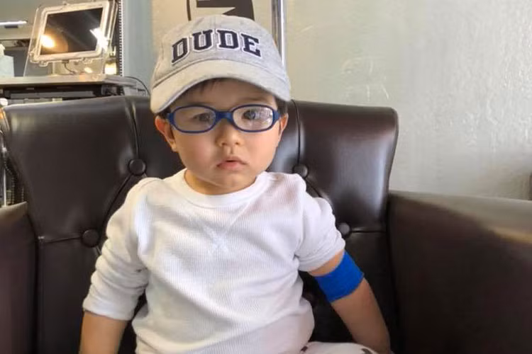 Con trai của Đan Trường theo mẹ đi mua sắm, ăn uống.