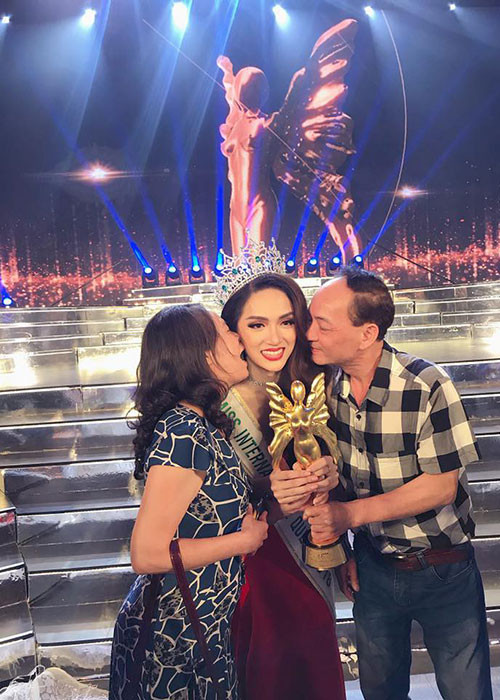 Trong đêm chung kết cuộc thi Hoa hậu Chuyển giới Quốc tế 2018, Hương Giang Idol đã xuất sắc đăng quang. Bố mẹ của người đẹp cũng có mặt để chứng kiến khoảnh khắc con gái đoạt vương miện. Ảnh: Vietnamnet