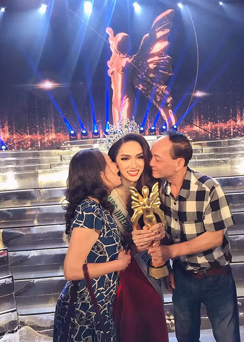 Trong đêm chung kết cuộc thi Hoa hậu Chuyển giới Quốc tế 2018, Hương Giang Idol đã xuất sắc đăng quang. Bố mẹ của người đẹp cũng có mặt để chứng kiến khoảnh khắc con gái đoạt vương miện. Ảnh: Vietnamnet