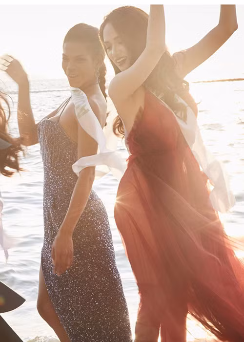 Đại diện Việt Nam còn có những khoảnh khắc tuyệt đẹp bên các thí sinh của cuộc thi Hoa hậu Chuyển giới Quốc tế.