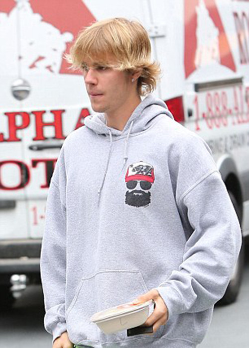 Nam ca sĩ sinh năm 1994 xuất hiện buồn bã sau tin đồn tình cảm với bạn gái gặp trục trặc. Ảnh: Dailymail