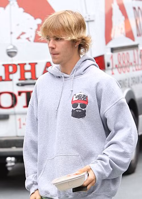 Nam ca sĩ sinh năm 1994 xuất hiện buồn bã sau tin đồn tình cảm với bạn gái gặp trục trặc. Ảnh: Dailymail