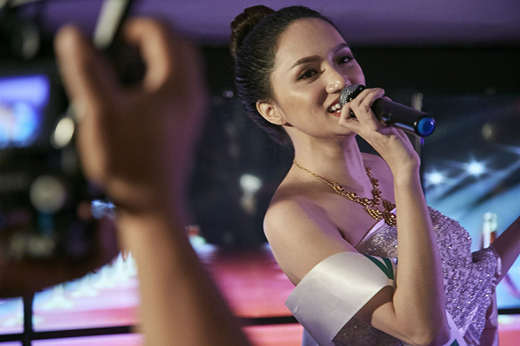 Trong buổi giao lưu, Hương Giang Idol khuấy động không khí khi trổ tài ca hát. Ảnh: BTC