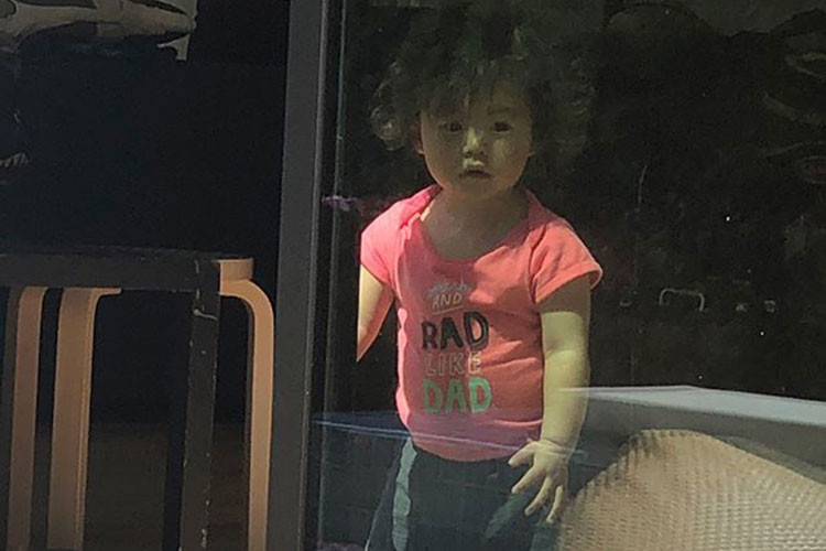 Con gái của Trần Quán Huy diện chiếc áo hồng, trông vô cùng dễ thương.