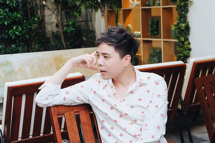 Trịnh Thăng Bình tâm sự: “Từ khi còn nhỏ, tôi thường hay viết trong cuốn sổ những ước mơ của đời mình. Là ước mơ chứ không phải dự định nhé. Vì ước mơ là 1 thứ gì đó rất to lớn, có khi thiếu may mắn cả đời mình cũng chưa chắc thực hiện được. Và hôm nay... lần đầu tôi nhìn thấy mình trên màn ảnh lớn cho 1 vai diễn lớn, không phải vai quần chúng khách mời như mấy phim trước đây mà tôi đã tham gia. Lại 1 ước mơ trong cuốn sổ đấy được thực hiện. Để thực hiện được ước mơ thực sự không dễ dàng, mình cũng đã từng bị từ chối, bị quay lưng, xem thường. Nhưng đừng bao giờ từ bỏ giấc mơ của mình vì chúng ta sống là để thực hiện những ước mơ”.